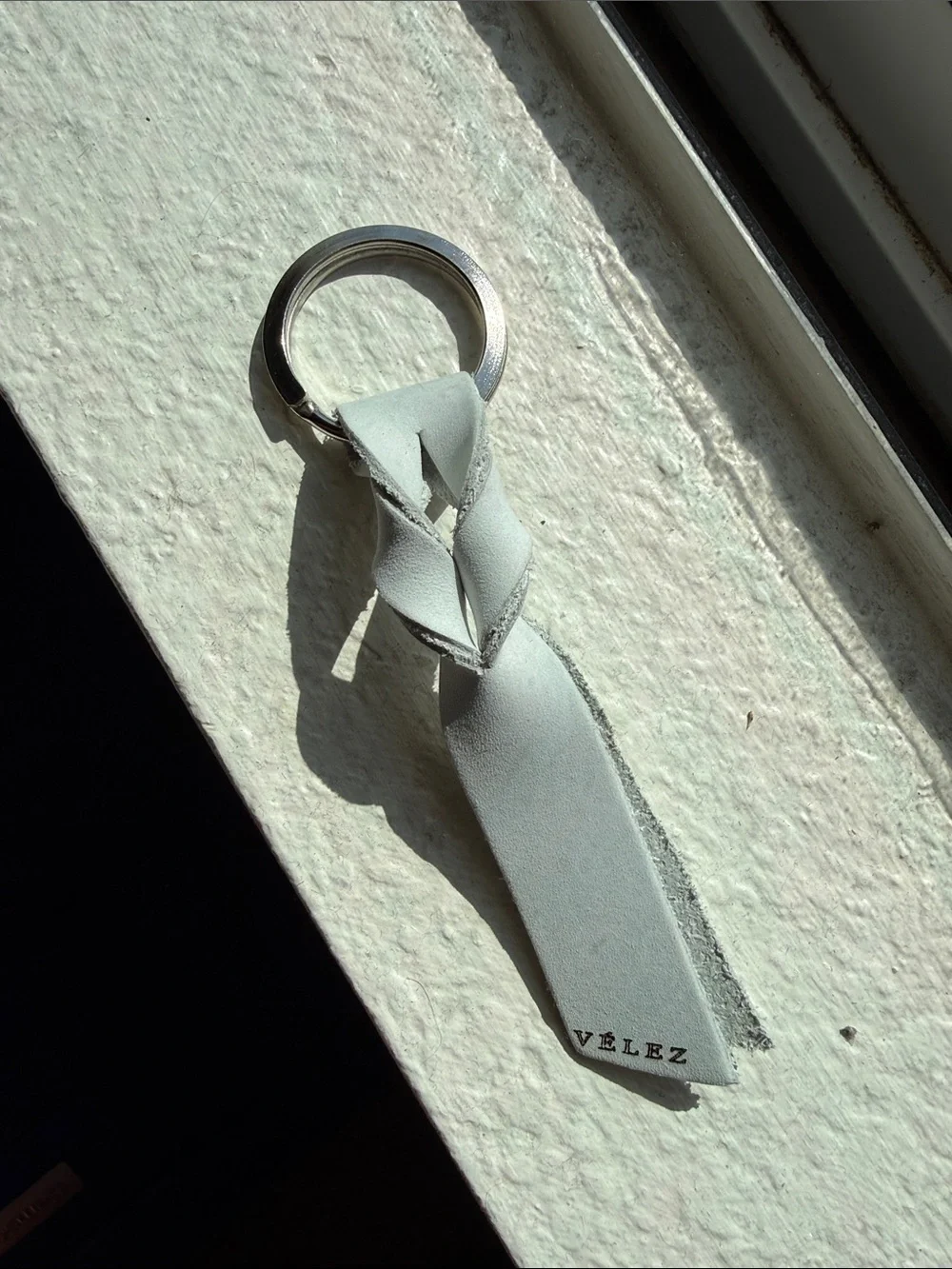 Vélez Leather Knot Keychain in Light Gray